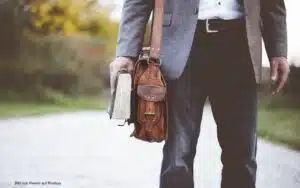 Mann mit Aktentasche und Bibel