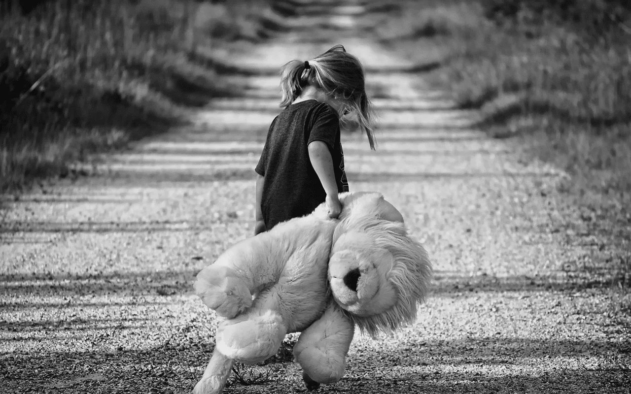 Mädchen mit Teddy