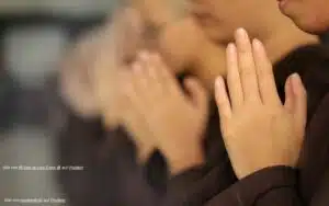 Gruppe von Menschen beten