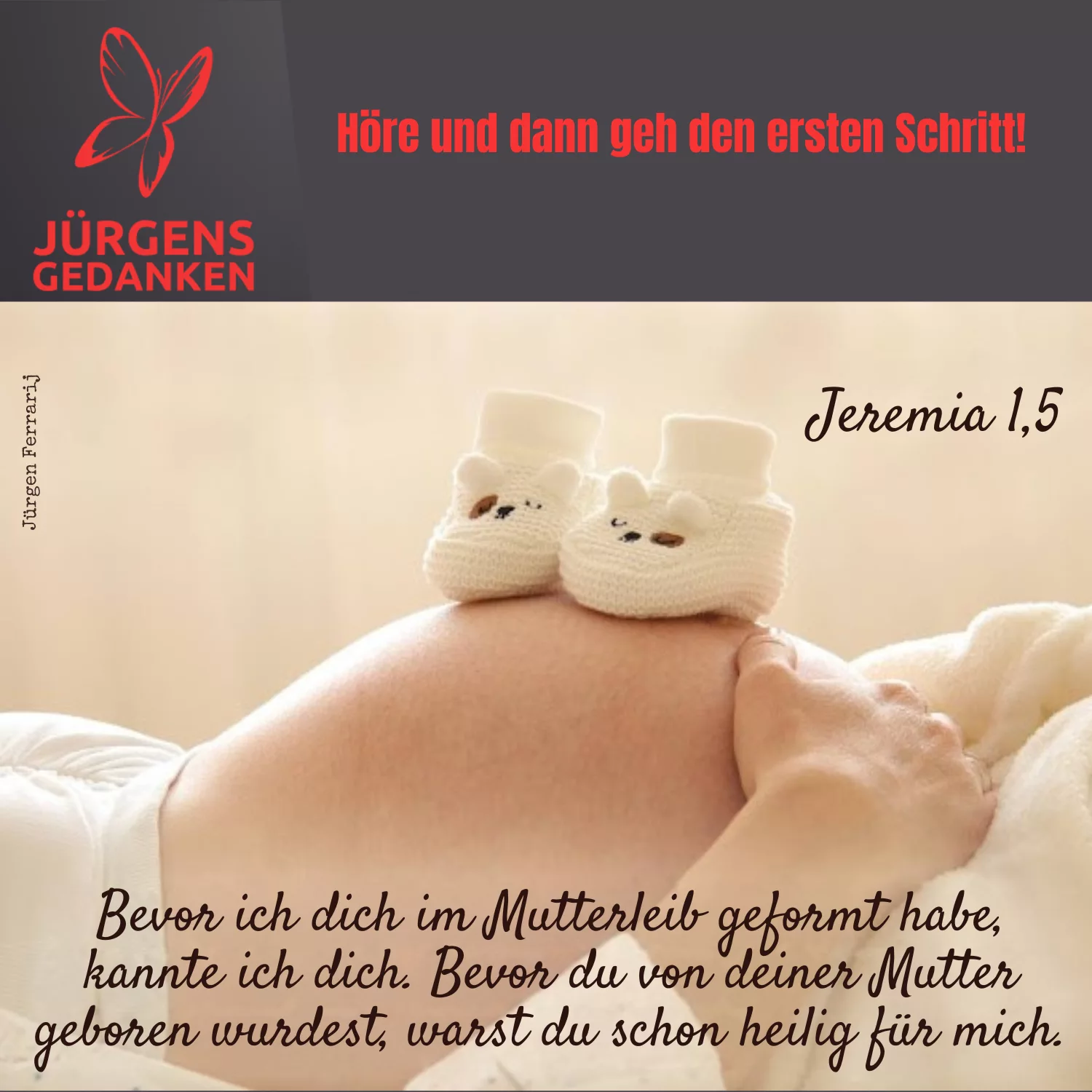 Auf dem Schwangerschaftsbauch sind Babyschuhe