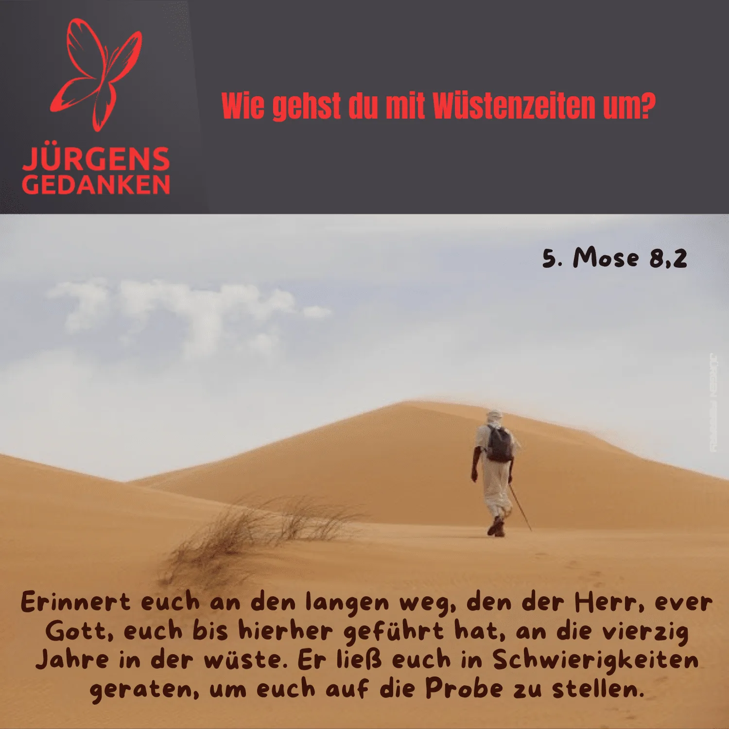 Mann wandert durch die Wüste