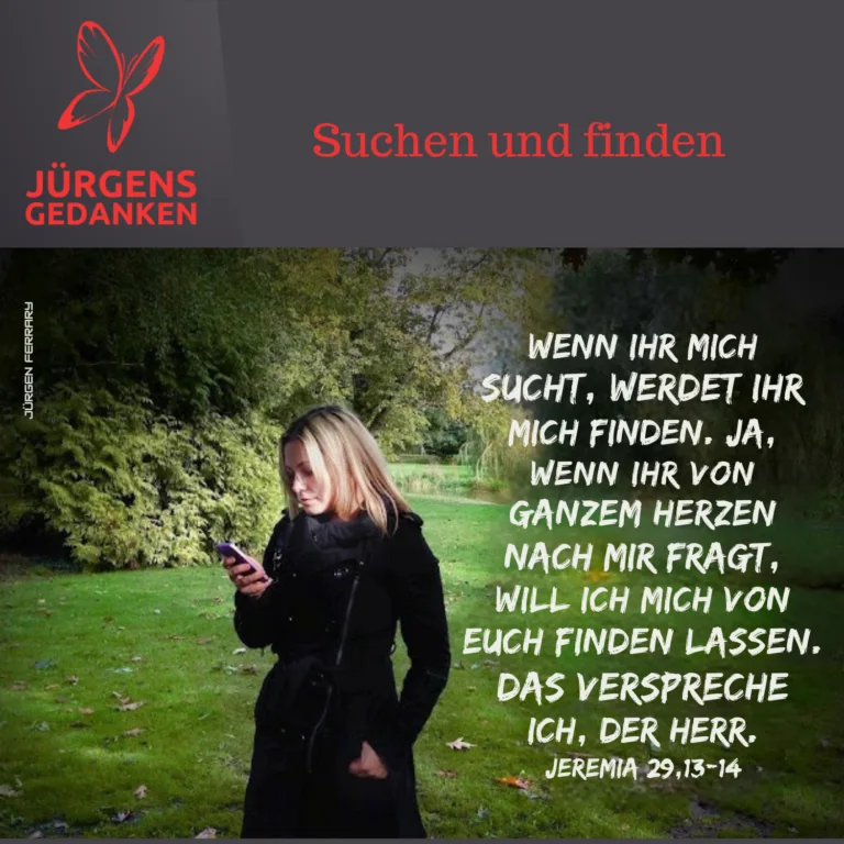 Frau mit Handy auf einem Waldweg