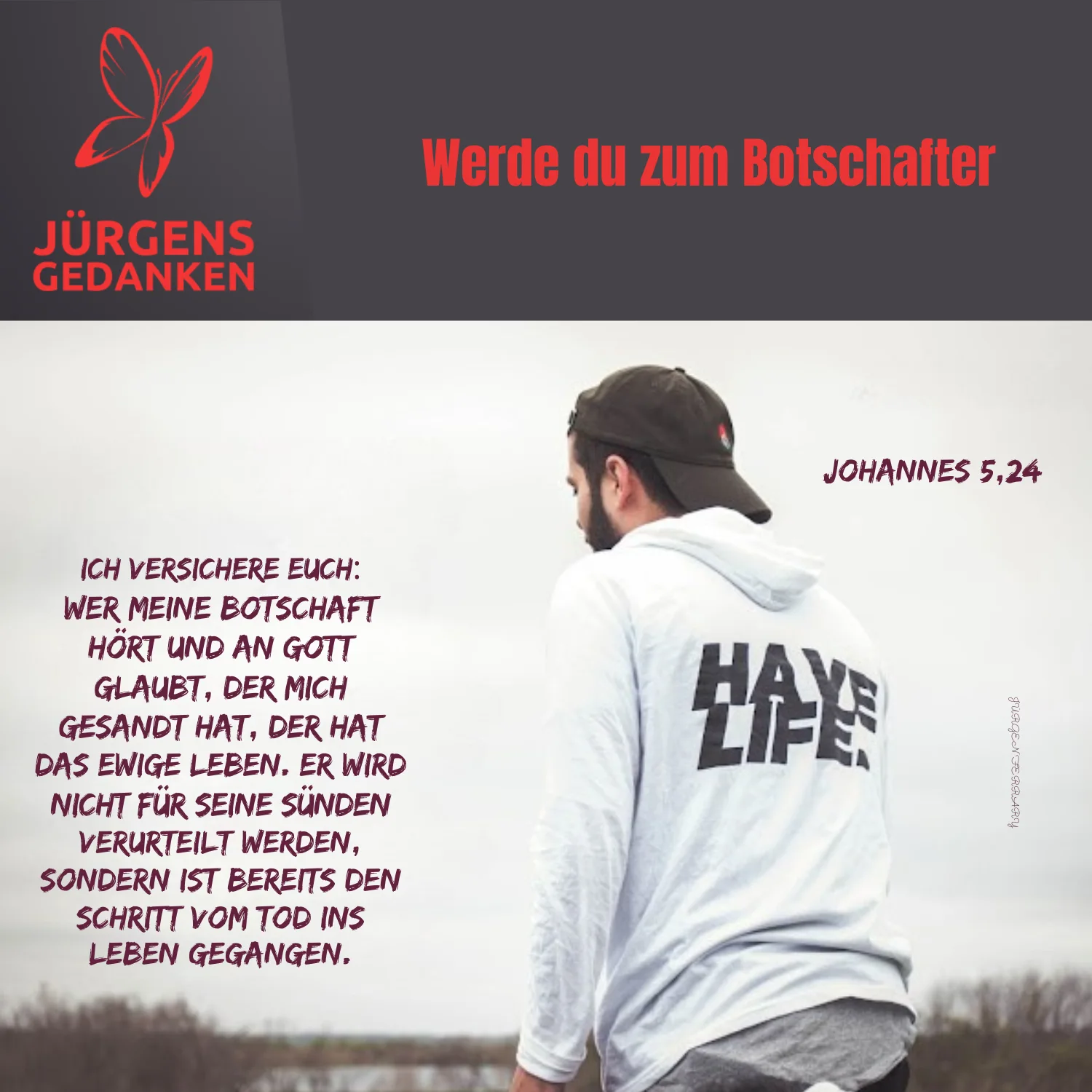 Mann schaut in die Ferne