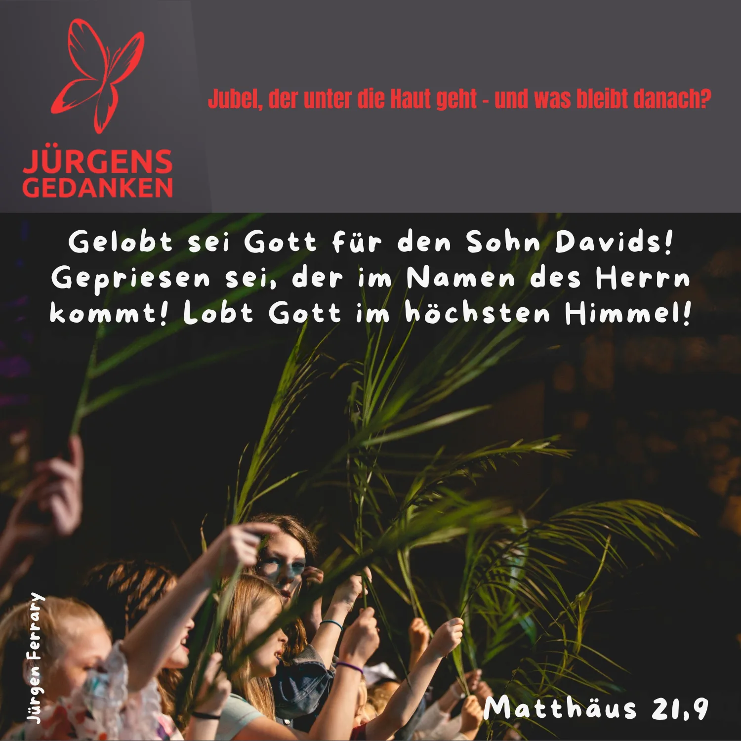 Menschen halten Palmzweige