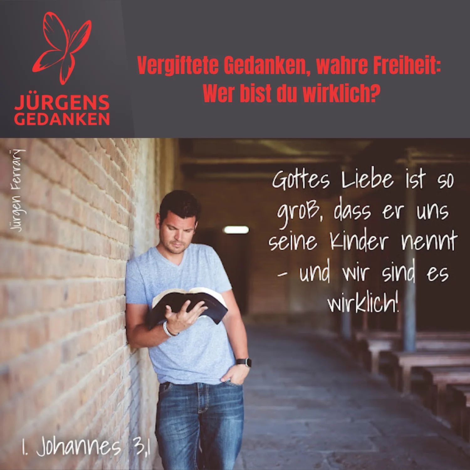 Mann lehnt an einer Mauer und liest die Bibel