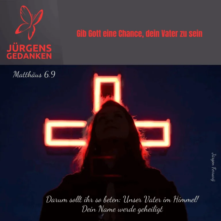 Ein Mensch steht vor einem erleuchteten Kreuz