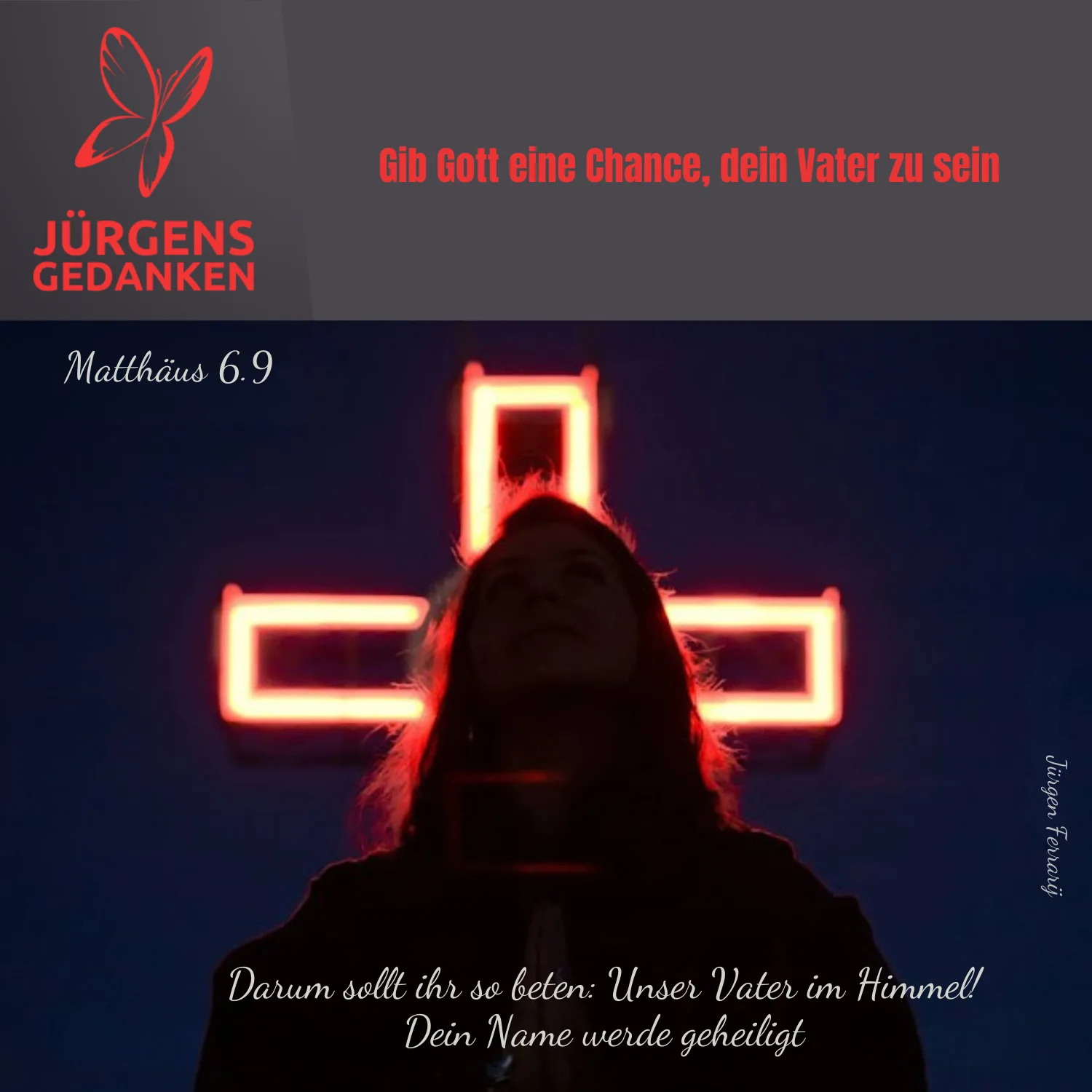 Ein Mensch steht vor einem erleuchteten Kreuz