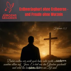 Mann steht am Kreuz in der Abendsonne