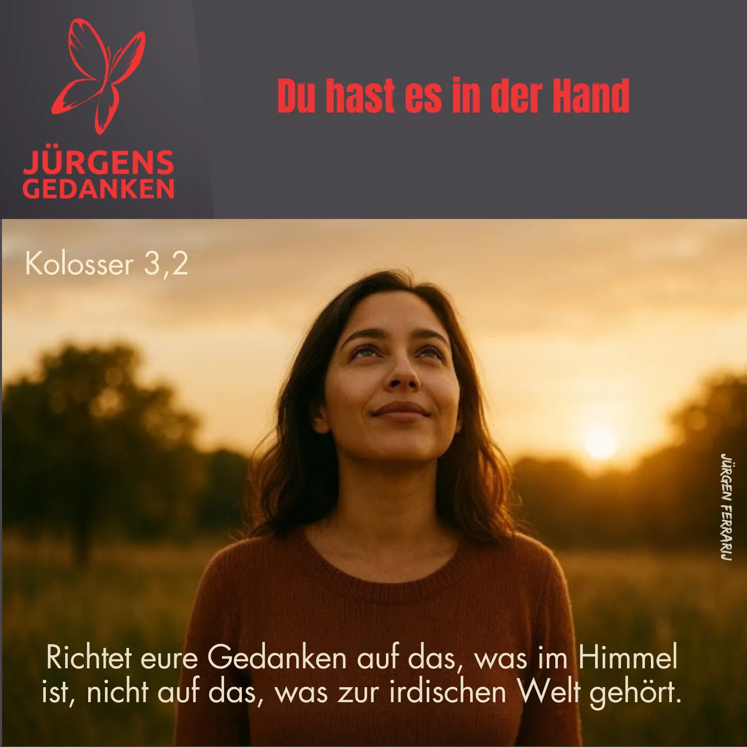 Frau blickt zum Himmel