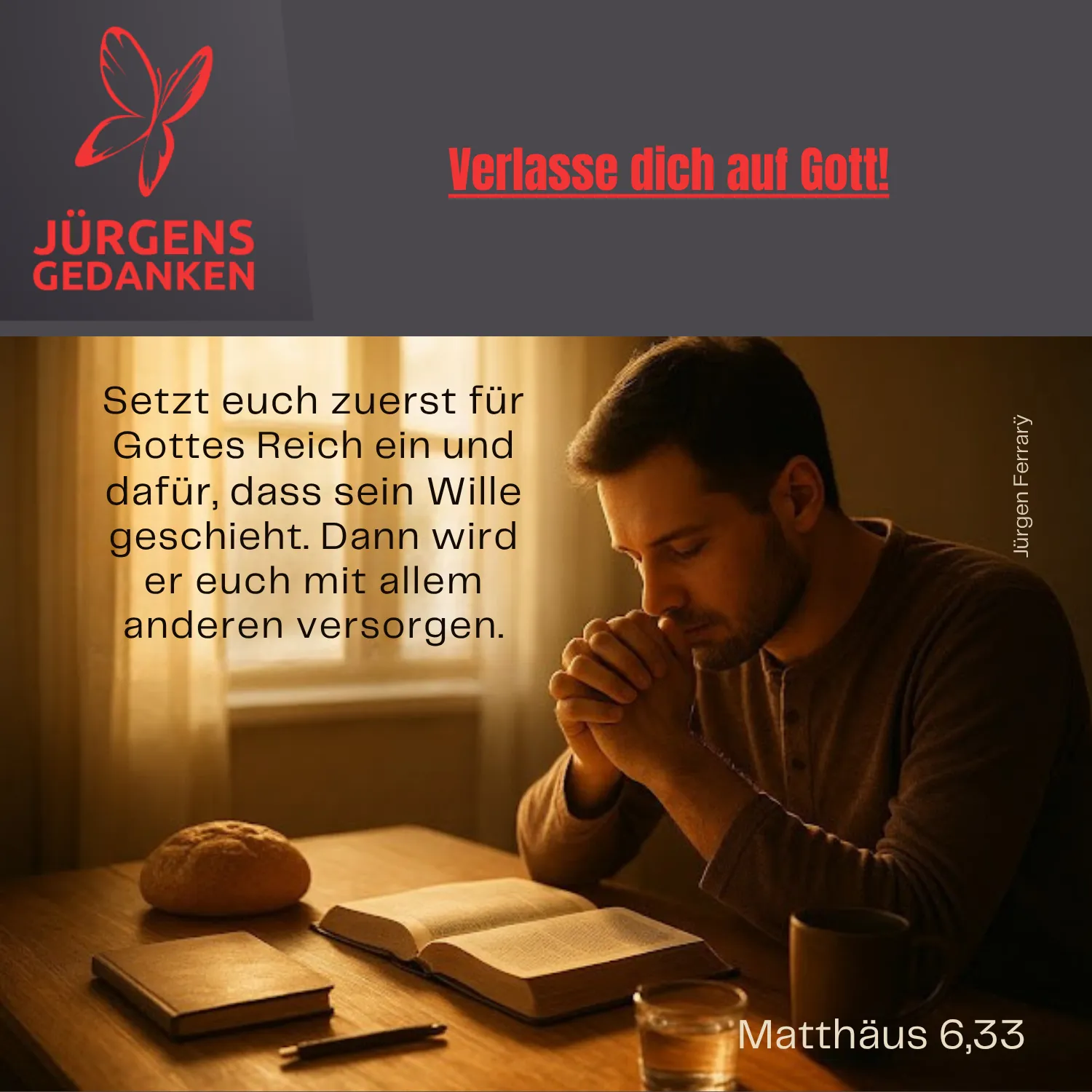 Mann am Schreibtisch im Gebet