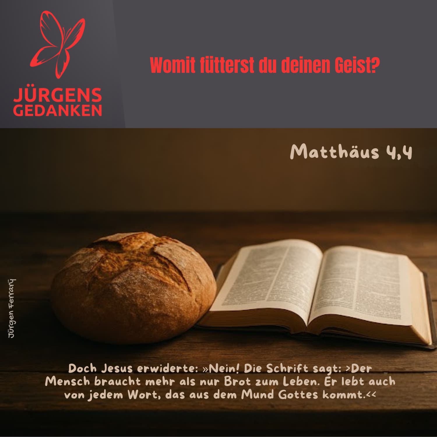 Brot und aufgeschlagene Bibel auf dem Tisch