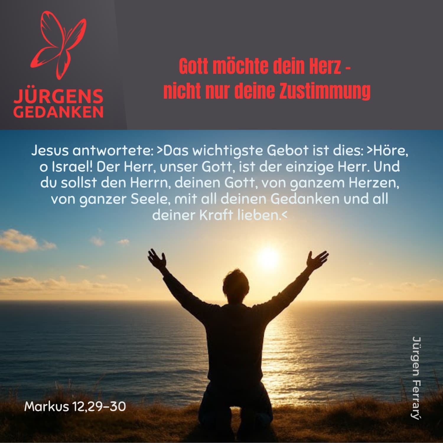 Mann schaut voller Freude übers Meer