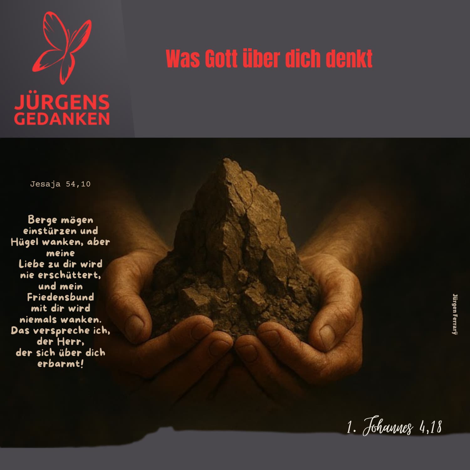 Hände halten einen Sandhaufen