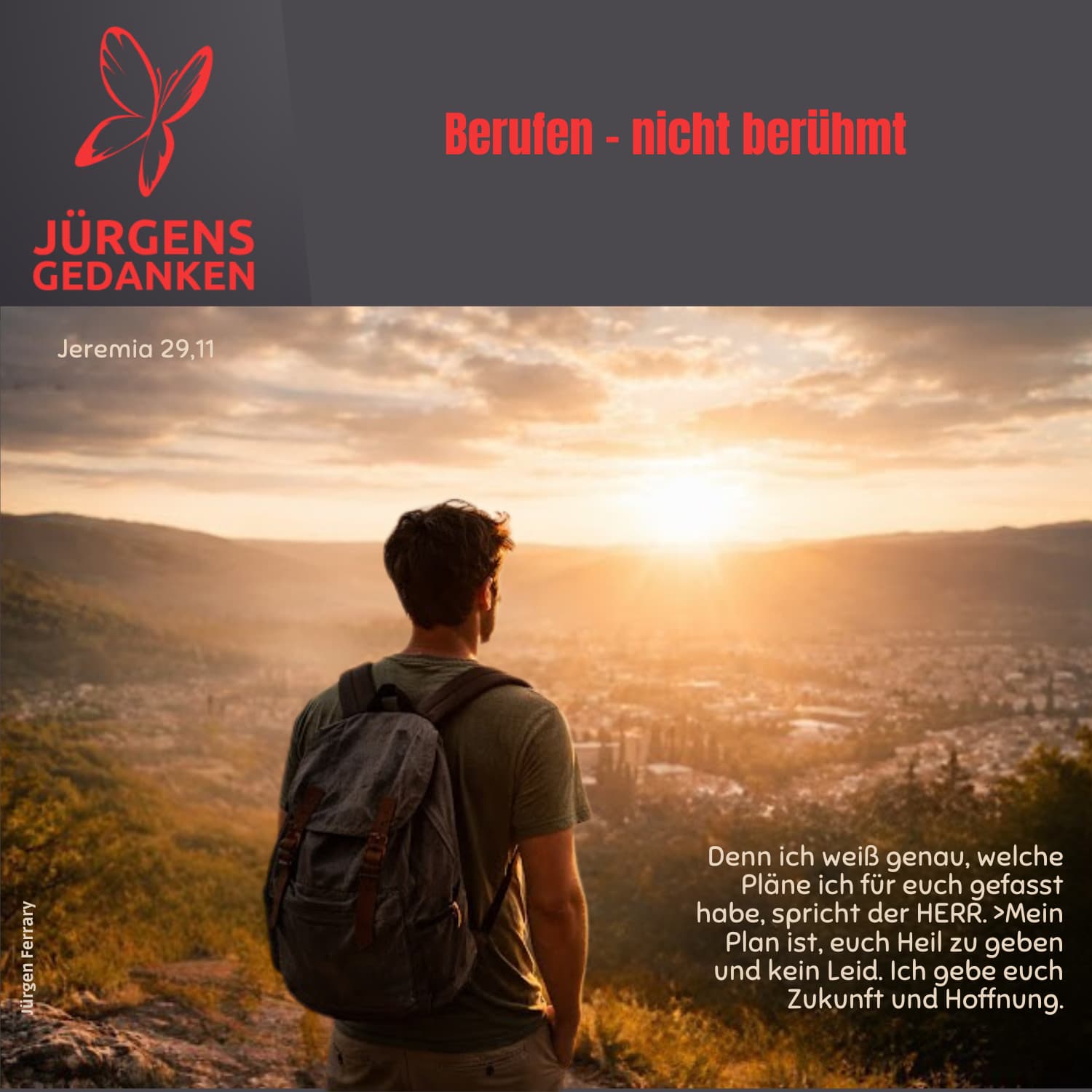 Mann mit Rucksack sieht auf die Stadt