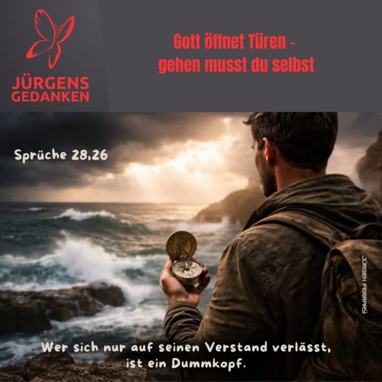 Mann sieht aufs Meer und hält seinen Kompass