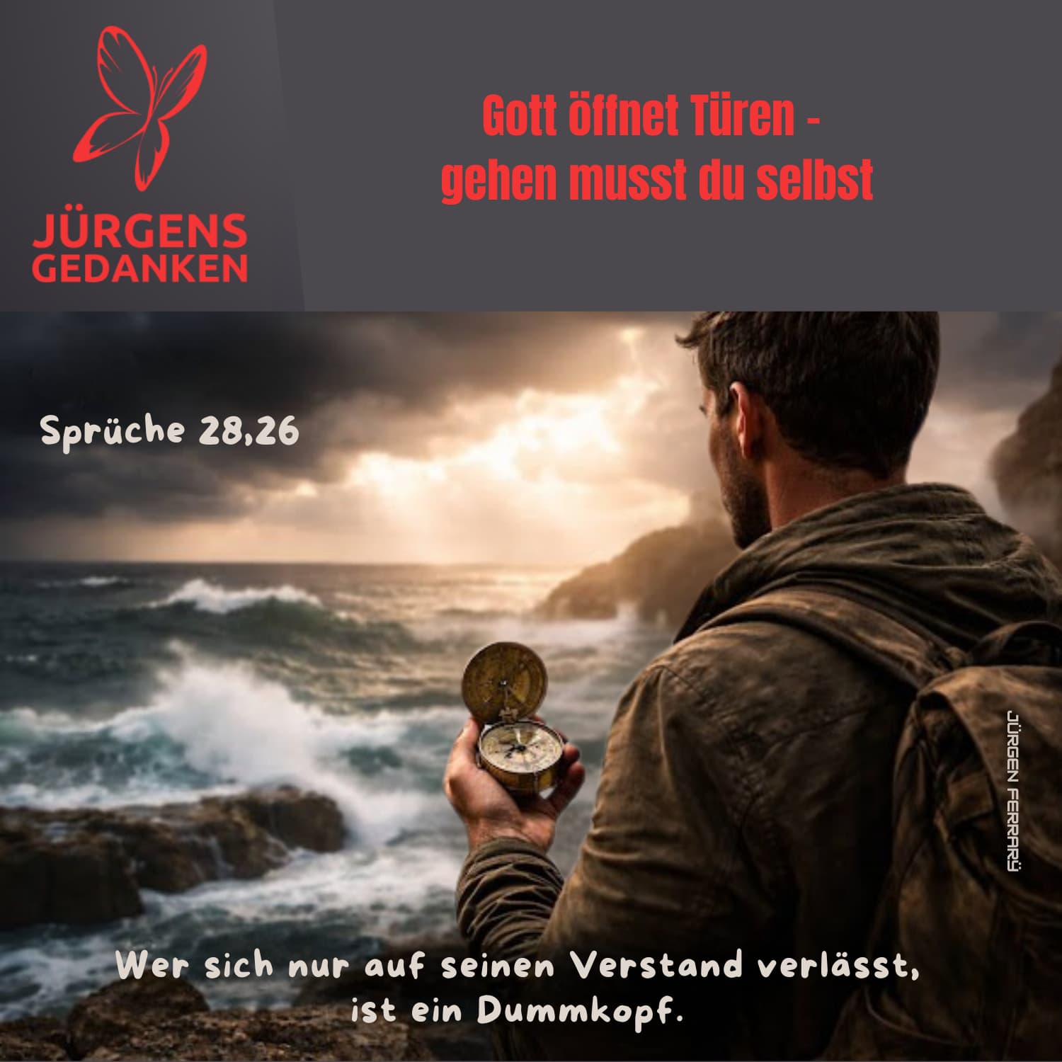 Mann sieht aufs Meer und hält seinen Kompass