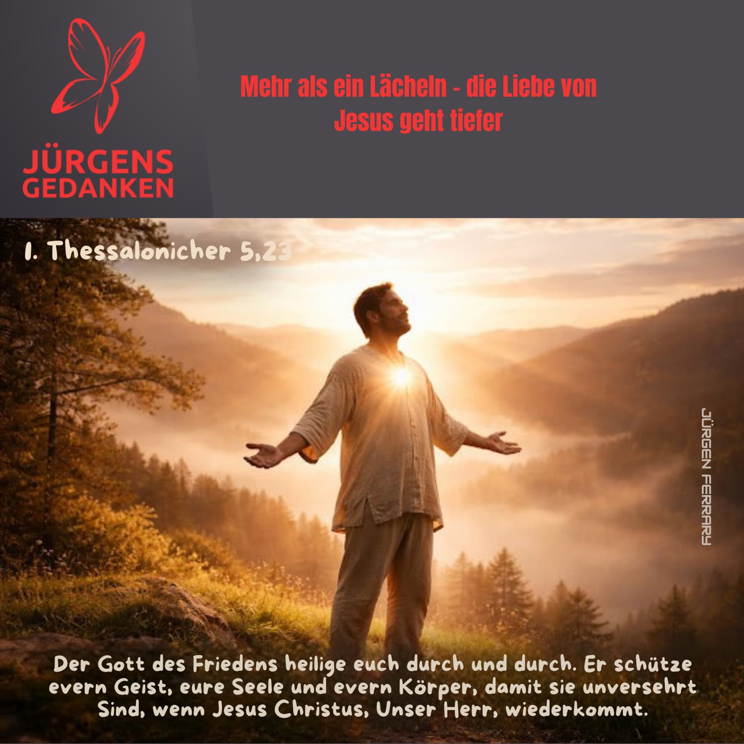 Mann steht in den Bergen und wird von einem Sonnenstrahl erhellt