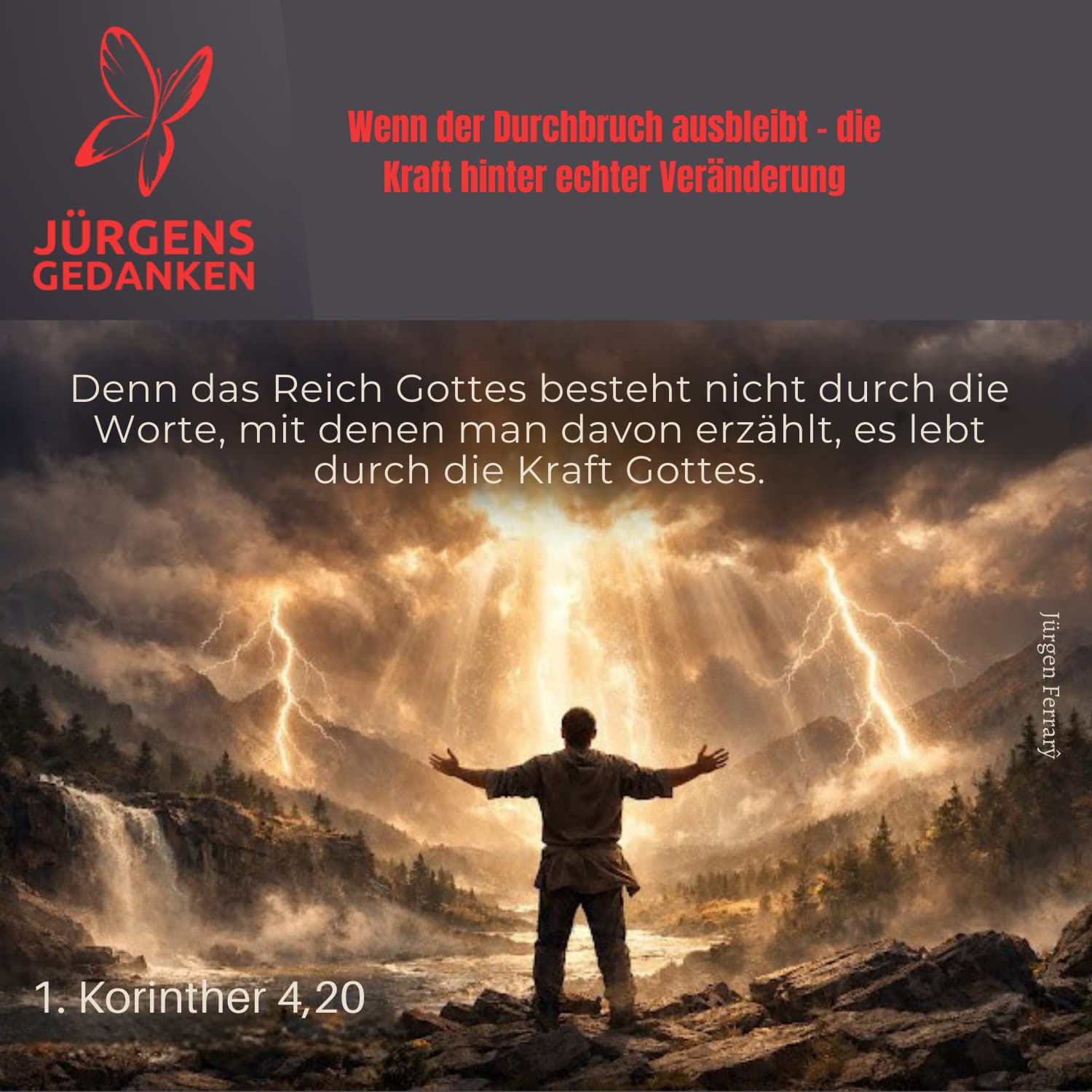 Mann staunt über die Blitze am Himmel
