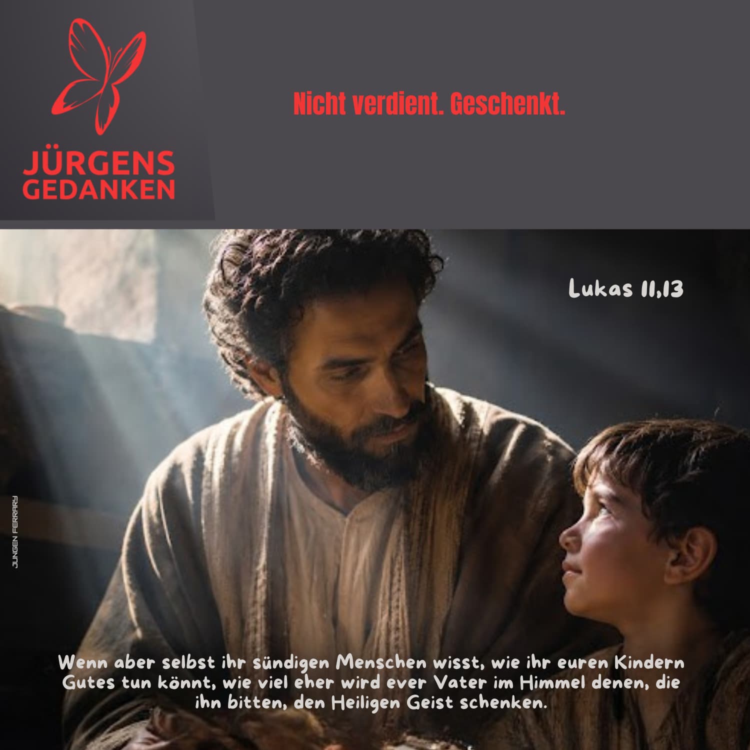 Vater sieht liebevoll seinen Sohn an