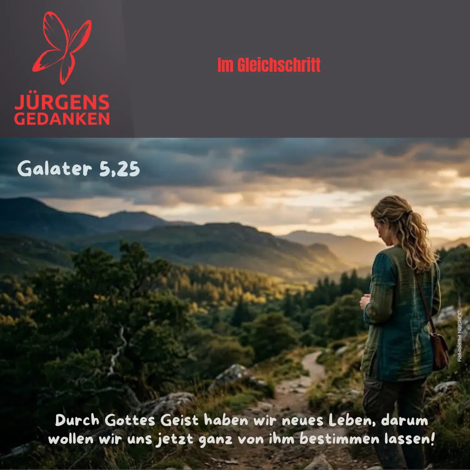Frau wandert in den Bergen