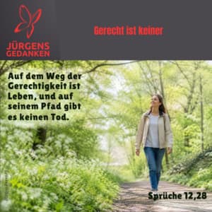 Frau wandert durch den Wald