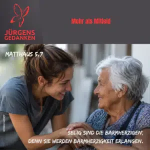 Junge und alte Frau lächeln sich an